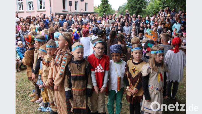 Indianer und Squaws waren beim Sommerfest im Kinderhaus zu sehen. kro