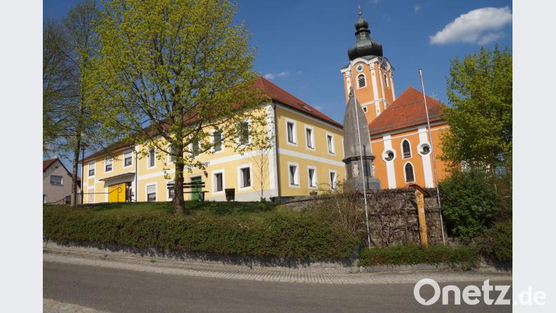 Die Idee von Richard Brunner, eine Bühne für den schönsten Platz der Gemeinde, „den Plo“, anzuschaffen,  wurde von Bürgermeister Graßl als gute Idee bezeichnet und wird in den Maßnahmenkatalog zur Dorferneuerung aufgenommen. weu
