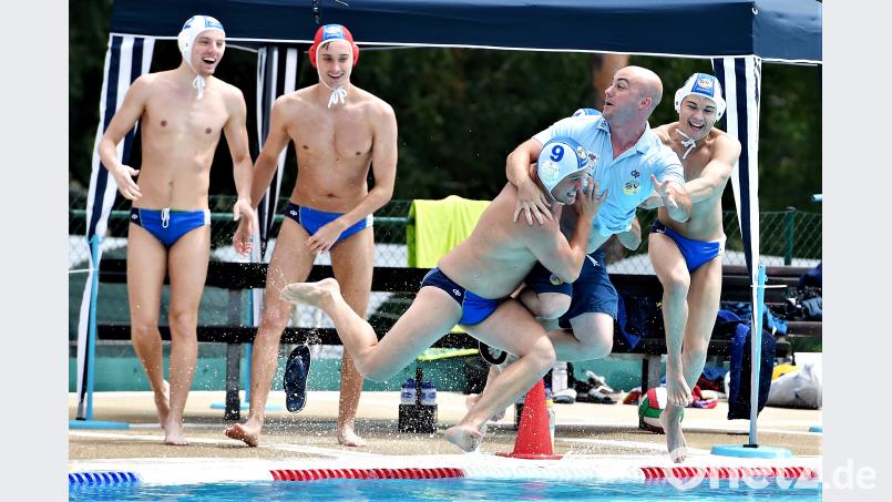 Dran glauben musste Trainer Thomas Aigner nach dem Gewinn der Meisterschaft. Er wurde von den Spielern ins Becken geworfen. Sollten die Wasserballer am Dienstag auch das Pokalfinale gewinnen, droht dem Coach sicher wieder Ähnliches. Büttner, Gerhard
