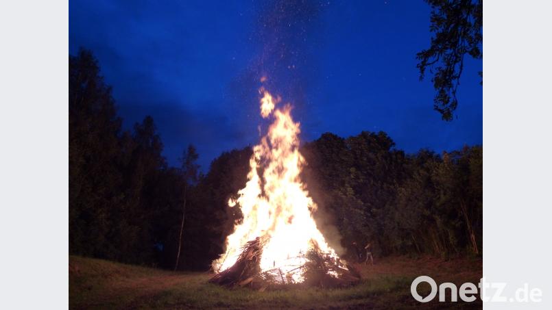 Weit sehbar ist das Döllnitzer Feuer, dass Johannes und Sebastian (rechts) anzünden. sl