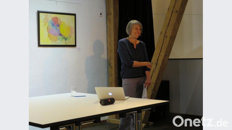 OKV-Vorsitzende Irene Fritz stellte mit humorvollen Einlagen und Zitaten das Motto der Ausstellung "Auf den Punkt gebracht" vor. Wie großartig die OKV'ler dies umgesetzt haben: Die Ausstellung sagt dazu mehr als alle Worte. ubb