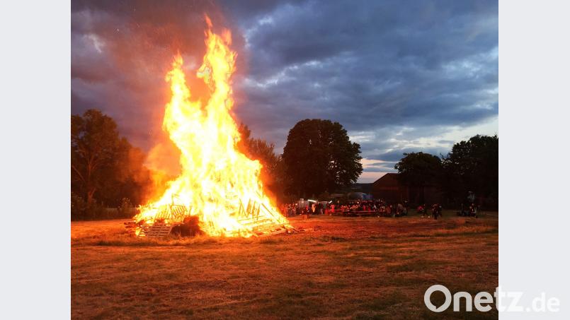 Die Flamen des Neuhauser Johannisfeuers lodern hoch in den Himmel. Fabian Zetzl