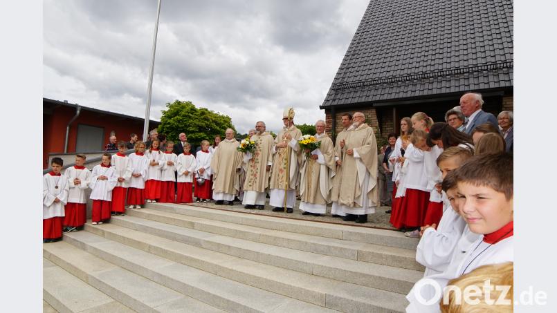 Ruhestandspfarrer Johann Schächtl (Dritter von rechts) und Pfarrer Martin Neidl (Fünfter von rechts)  freuten sich nach dem Festgottesdienst über ein Ständchen der Jugendblaskapelle Fensterbach. nib