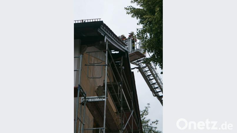 Sonntagnacht brannte ein Bahnhofsgebäude in Postbauer-Heng, das eigentlich gerade renoviert wird. Jürgen Masching