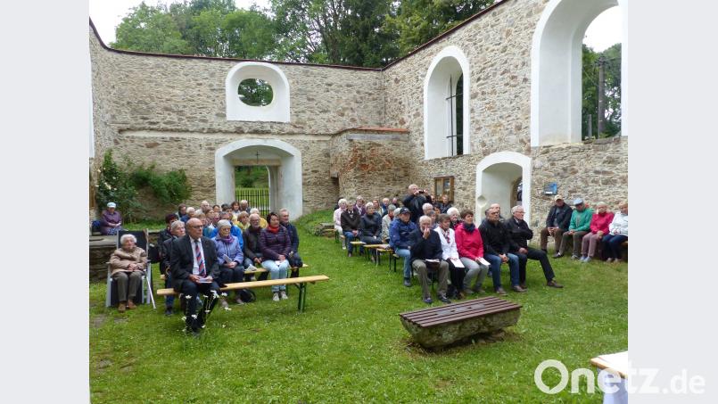 Die Gottesdienstbesucher in der „Kirche ohne Dach“ aber mit grünem Teppich und eigenem Blumenschmuck vor Altbürgermeister Albert Köstler; fsc