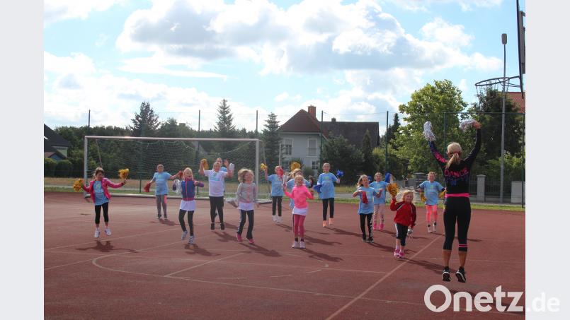 Bevor es an die Bälle ging, stand eine Darbietung der Cheerleading-Gruppe mit Trainerin Petra Meyer auf dem Programm. stg