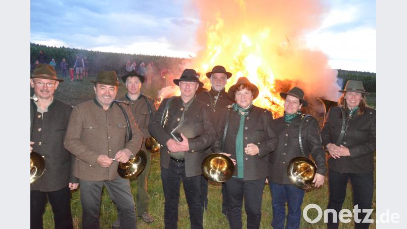Die Jagdhornbläsergruppe aus Windischeschenbach umrahmte das Johannisfeuer der KAB Weiden-Ost musikalisch. Bild: Kunz Kunz, Helmut [uz] (<a href=