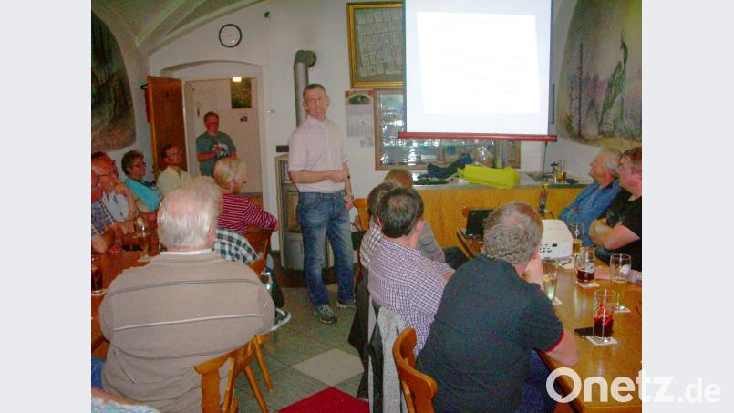 Bienenfachwart Mathias Münz aus Waldershof sicht bei den Imkern zum Thema „Erfolgreich gegen die Varroa-Milbe behandeln“. njn