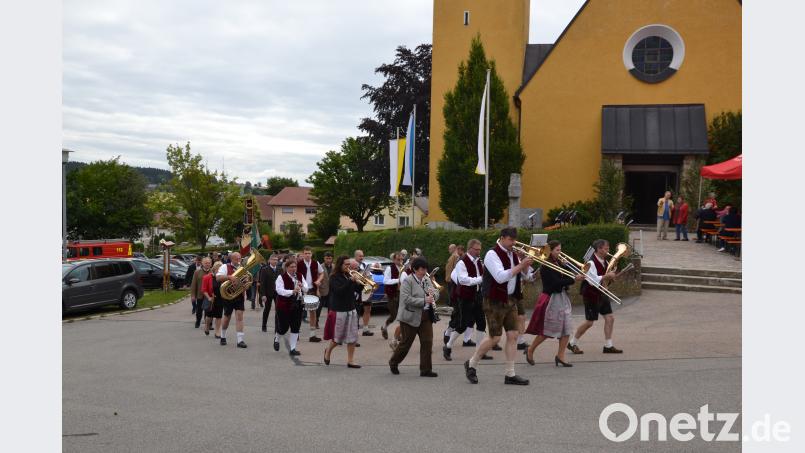 Die Moosbacher Blasmusik spielte die Vereine, Gemeinde-, Pfarrgemeinde- und Kirchenräte zum Festgottesdienst in die Filialkirche Tröbes, die dem Kirchenpatron Johannes den Täufer geweiht ist. gi