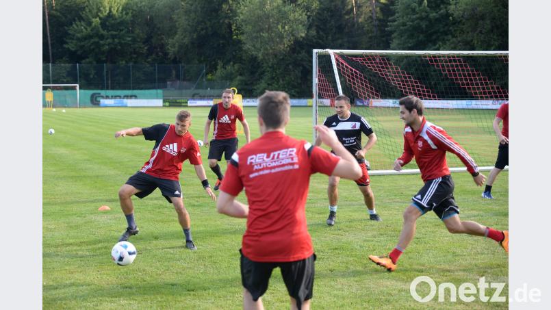 Unter der Leitung der beiden Spielertrainer Andreas Graml (links) und Thomas Kotzbauer (rechts) haben bei der Kreisklassenmannschaft der DJK Ursensollen die Vorbereitungen auf die neue Saison begonnen. brü
