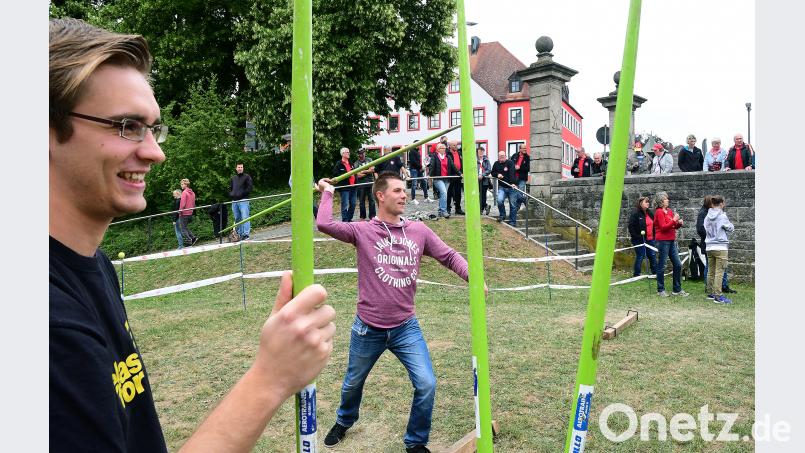 Das Saustechen beim Altstadtfest ist ein Kult-Wettbewerb, bei dem immer viele ehrgeizige Teilnehmer ihre Speere in Richtung Ziel schleudern. Hartl