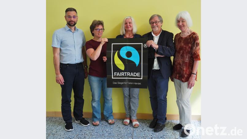 Organisationsgruppe der Wanderausstellung zum fairen Welthandel (von links) Alexander Herzner vom Institut für Nachhaltigkeit der OTH Amberg-Weiden, Annette Rösel vom Weltladen Weiden, Ccrnelia Völkl von der Wirtschaftsförderung der Stadt Weiden,  Veit Wagner von der Agenda 21 und Christa Burzer von der KAB Weiden Bühner, Siegfried [SBÜ]