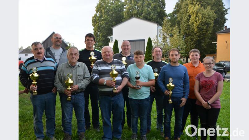 Schützenmeister Rainer Hengstl (Zweiter von links) und Sportleiter Robert Diermeier (Vierter von links) überreichen den besten Schützen die Pokale und Urkunden. Bester Nachwuchsschütze ist Sandro Hengstl (Fünfter von rechts). dob
