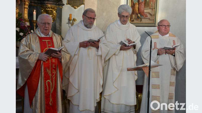 Monsignore Klaus-Oskar Lettner (2. von rechts) führte den jüngsten Resl-Gebetstag an, mit am Altar standen Pfarrseelsorger Pater Benedikt Leitmayr (2. von links), Pater Hans Junker (links) und Pfarrer Franz Metzger aus Nördlingen, ein ehemaliger Fockenfelder Abiturient. jr
