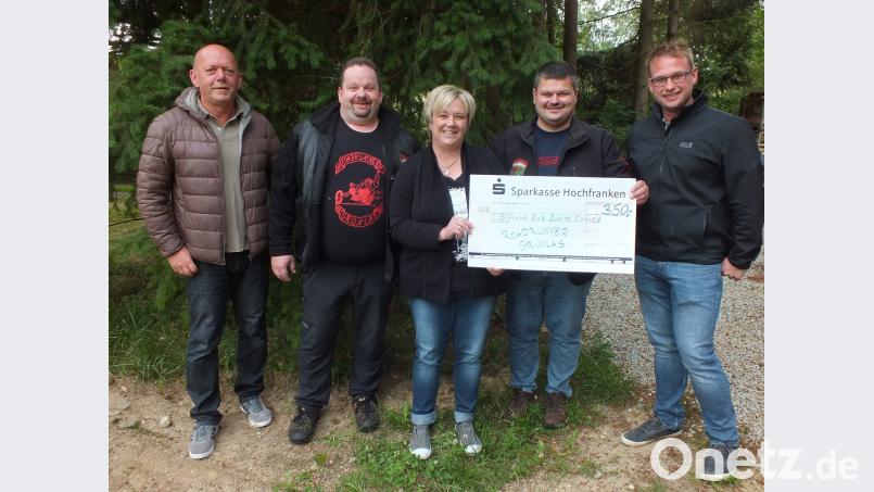 Vorsitzender Michael Sticht und Helmut Schenkl (Zweiter und Vierter von rechts) übergeben die Roadrunner-Spende an Johannes Bauer, Sandra Schmelber, und Josef Söllner (von rechts). soj