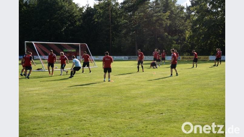 Unter der Leitung der beiden Spielertrainer Andreas Graml und Thomas Kotzbauer haben bei der Kreisklassenmannschaft der DJK Ursensollen die Vorbereitungen auf die neue Saison begonnen. brü