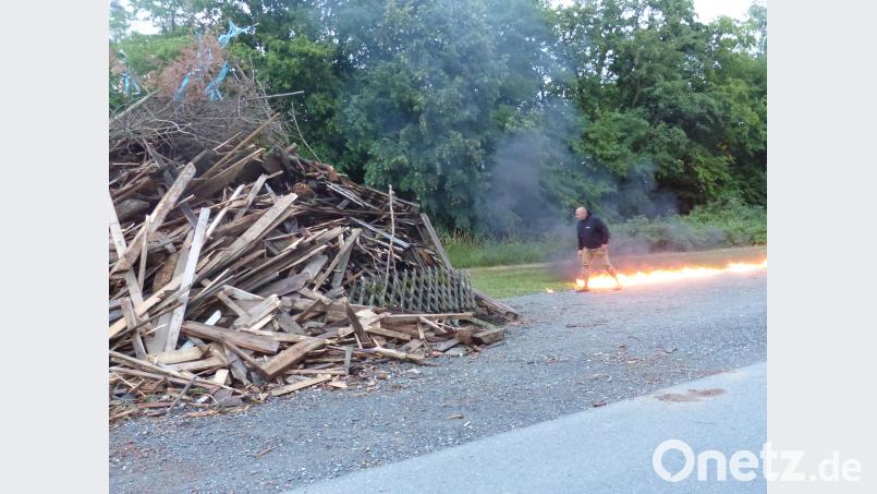Vorsitzender Robert Zirngibl entzündet das Feuer. sl
