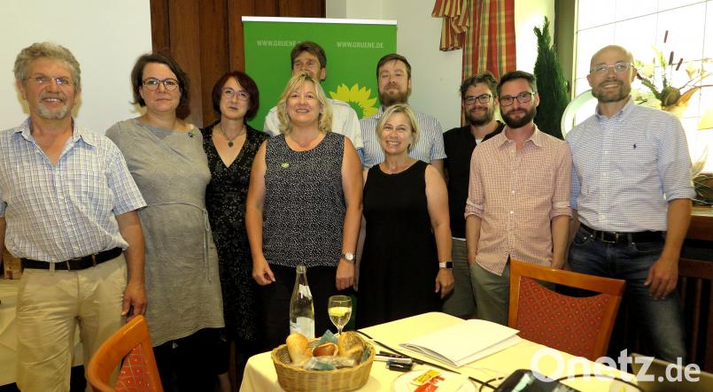 Bei der Kreisversammlung der „Grünen“ lehnten Rudi Sommer, Claudia Müller-Völkl, Petra Huber, Elisabeth Bauer, Johannes Feicht, Marion Juniec-Möller, Benjamin Quaas, Andreas Winterstein, Sirko Galz und Norbert Wein (von links) die geplante Umgehungsstraße im Städtedreieck ab. Bild: Hirsch