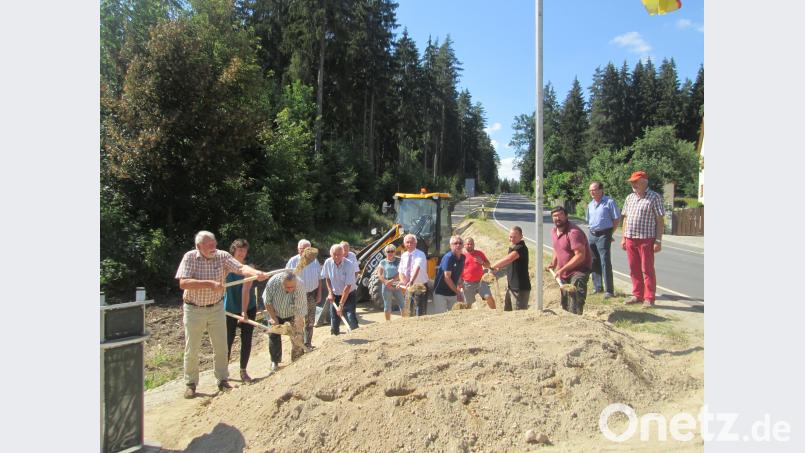 Mit vereinten Kräften starten (von links) dritter Bürgermeister Karl Lenhard, Andrea Schreyer von der Baufirma, Planer Gerhard Fröhlich, die Gemeinderäte Richard Stock, Dieter König, Hans Schreyer und Erni Bühl, Bürgermeister Peter König, Horst König vom Büro Bau-Technik König, Daniel Böhm, Jens Radtke vom Büro Ruppert und Felder, Polier Christian Horn sowie die Gemeinderäte Robert König und Hans Englmann den Bau des Radweges von Neusorg nach Schwarzenreuth. hkö