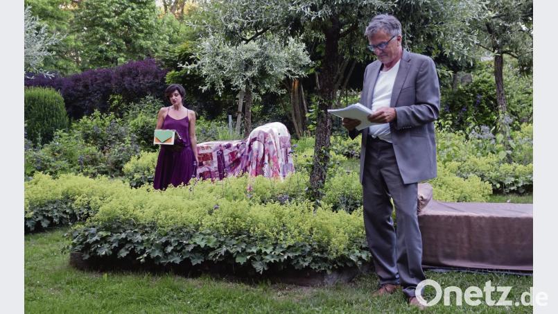 Eva Sixt (Melissa) und Martin Hofer (Andy) betreiben schriftliche Konversation inmitten der üppigen Kulisse des Hesperidengartens. Susanne Wolke