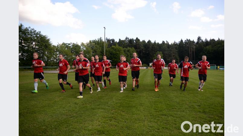 Unter der Leitung der beiden Spielertrainer Andreas Graml und Thomas Kotzbauer haben bei der Kreisklassenmannschaft der DJK Ursensollen die Vorbereitungen auf die neue Saison begonnen. brü