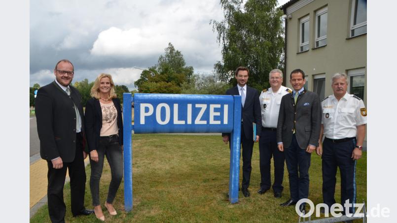 Bundestagsabgeordneter Albert Rupprecht, Landtagskandidat Stephan Oetzinger (Zweiter und Vierter von rechts) sowie Landrat Andreas Meier und stellvertretende CSU-Kreisvorsitzende Andrea Lang (von links) treffen sich mit Erstem Polizeihauptkommissar Siegfried Meckl und dem Oberpfälzer Polizeipräsident Gerold Mahlmeister (Erster und Dritter von rechts). dob