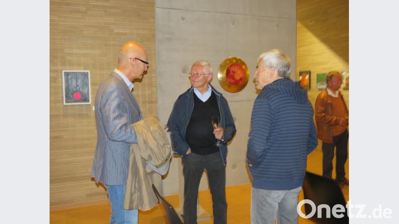 Interessierte Fachgespräche unter kunstbegeisterten Gästen gab es nach dem offiziellen Teil vor den Kunstwerken. ubb