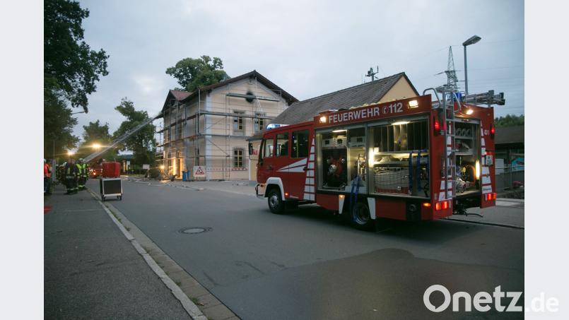 Sonntagnacht brannte ein Bahnhofsgebäude in Postbauer-Heng, das eigentlich gerade renoviert wird. Jürgen Masching