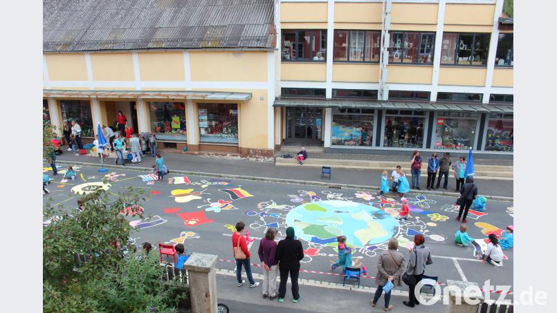 Während die Kinder beim Malen Vollgas geben, sollen ihre Werke Autofahrer dazu animieren, langsam an der KIndertagesstätte vorbeizufahren. stg