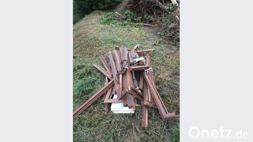 Auf dem Steinbühl brachten illegale Müllsünder Materialien vorbei die nicht ins Johannisfeuer gehören. Die Feuerwehr hatte die Arbeit, bevor das Feuer in den Abendhimmel lodern durfte.  Die Polizei warnt jedes Jahr aufs Neue. dob