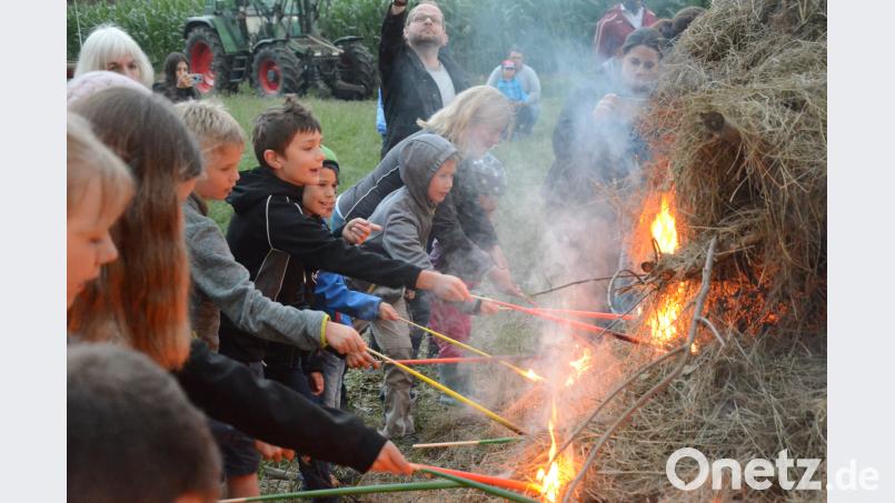 Die Kinder durften am Freitagabend das Johannisfeuer bei der KAB Weiden-Ost am Zollhaus entzünden. Bild: Kunz Kunz, Helmut [uz] (HELMUT.KUNZ-WEIDEN@T-ONLINE.DE)