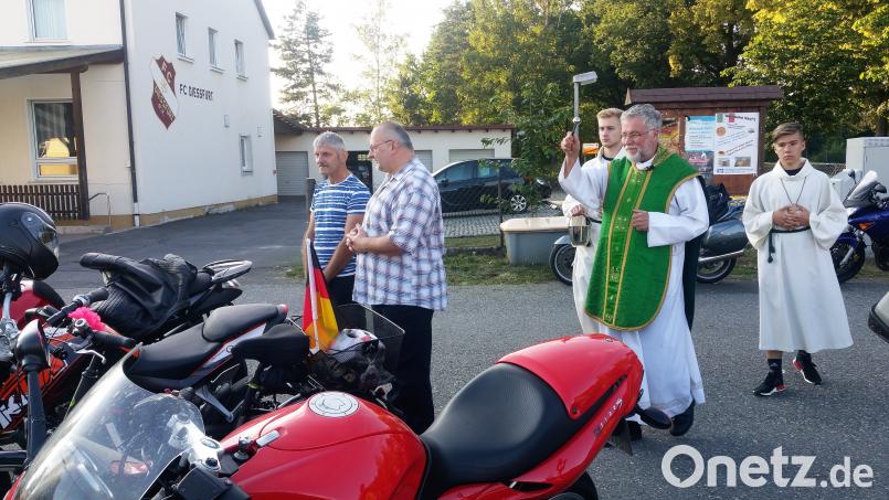 Pfarrer Edmund Prechtl segnet Zwei- und Vierräder beim Gottesdienst. whw