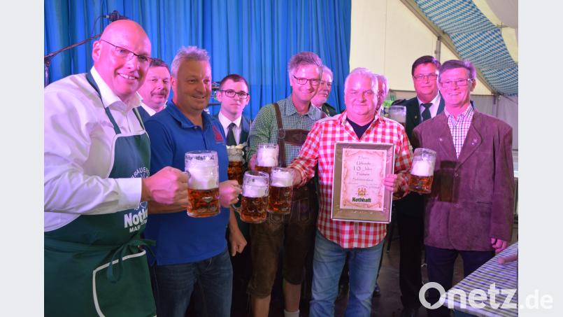 Seit zehn Jahren ist Armin Reichelt (mit Urkunde) Festwirt beim Marktredwitzer Schützenfest. Anlass für die Brauerei Nothhaft ihm dafür zu danken. Brauereichef Otto Nothhaft (rechts) und Oberbürgermeister Oliver Weigel (links) gratulierten. jr