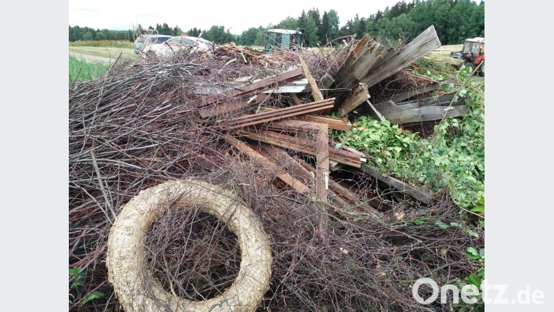 Auf dem Steinbühl brachten illegale Müllsünder Materialien vorbei die nicht ins Johannisfeuer gehören. Die Feuerwehr hatte die Arbeit, bevor das Feuer in den Abendhimmel lodern durfte.  Die Polizei warnt jedes Jahr aufs Neue. dob