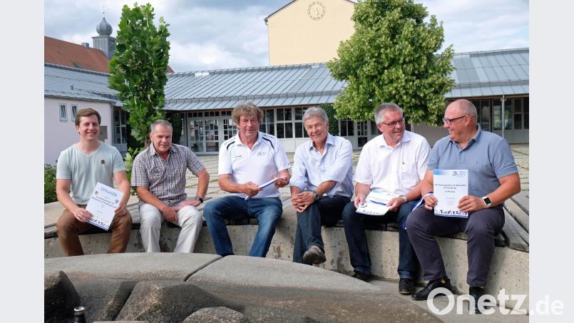 Lehrer Sebastian Kollacks, Rektor Siegfried Seeliger, stellvertretender BLSV-Vorsitzender Michael Günther, stellvertretender Landrat Joachim Hanisch, Bürgermeister Richard Tischler und BLSV-Kreisvorsitzender Roger Anders (von links) präsentierten das Sportfest-Programm. twi