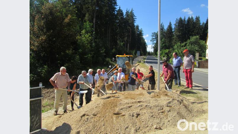 Mit vereinten Kräften starten (von links) dritter Bürgermeister Karl Lenhard, Andrea Schreyer von der Baufirma, Planer Gerhard Fröhlich, die Gemeinderäte Richard Stock, Dieter König, Hans Schreyer und Erni Bühl, Bürgermeister Peter König, Horst König vom Büro Bau-Technik König, Daniel Böhm, Jens Radtke vom Büro Ruppert und Felder, Polier Christian Horn sowie die Gemeinderäte Robert König und Hans Englmann den Bau des Radweges von Neusorg nach Schwarzenreuth. hkö