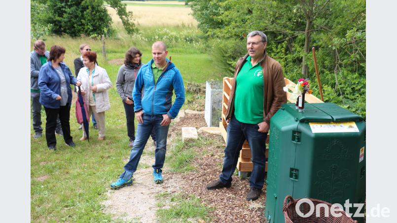 Vorsitzender Josef Häckl bedankt sich bei Gartenbauingenieur Andreas Höhn für den interessanten und kurzweiligen Vortrag. [RPP]