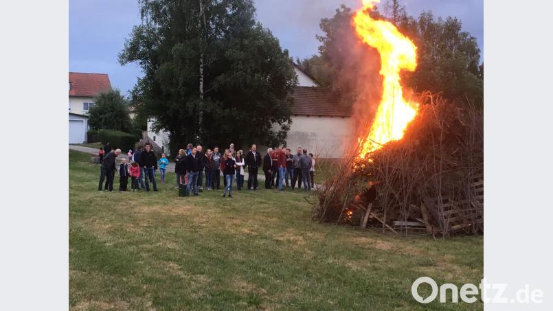 Das Johannisfeuer sorgt für Wärme. sl