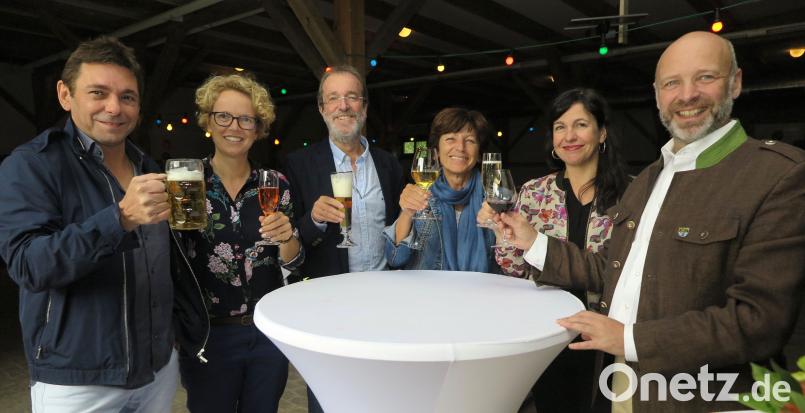 Clemens Mayer, Susanne Lehnfeld, Andreas Hottner, Ulrike Roidl, Andrea Lamest und Kurt Mieschala (von links) luden für den Förderverein zum Sommerfest im Sperlstadl ein. Bild: Hirsch
