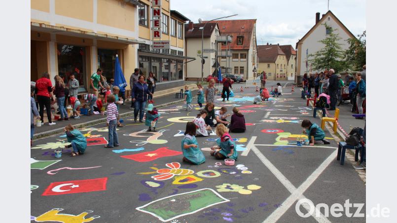 Während die Kinder beim Malen Vollgas geben, sollen ihre Werke Autofahrer dazu animieren, langsam an der KIndertagesstätte vorbeizufahren. stg