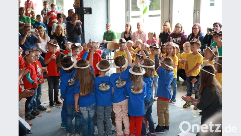 Auf die Suche nach den Wundersteinen begeben sich die Kindergartenmäuse beim Sommerfest des St. Elisabeth-Kindergartens. njn