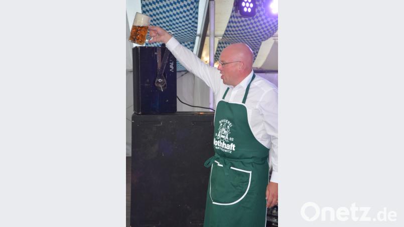 Oberbürgermeister Oliver Weigel hat erfolgreich das erste Fass angezapft. jr