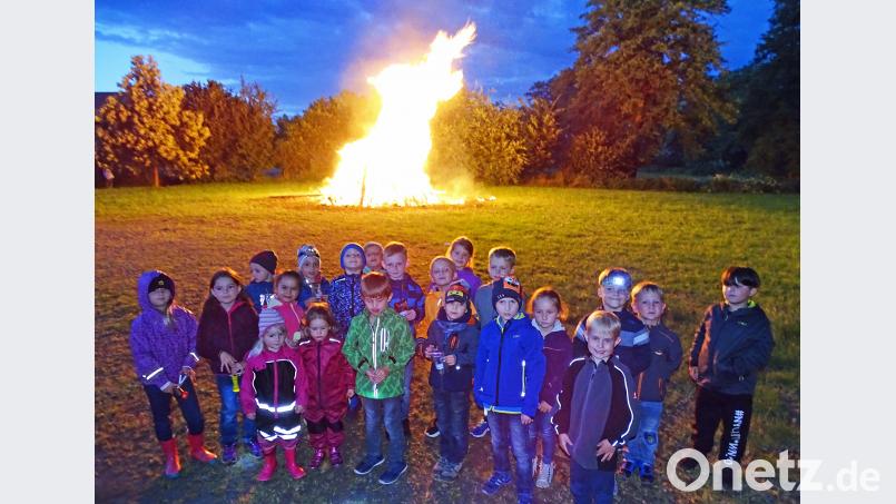 Aufgeweckt nehmen die Kinder des Kindergartens St. Wolfgang am Johannisfeuer des OWV Rothenstadt teil und singen ein Lied zur Sommersonnwende. rdo