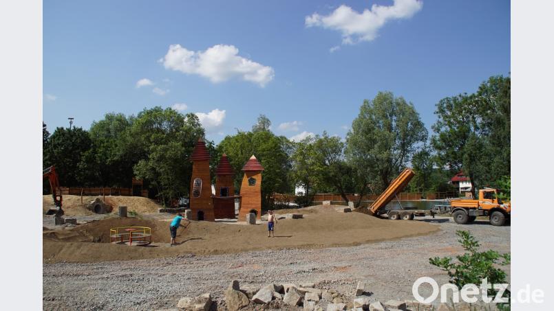 Die Humusschicht ist auf die vom Bauhof modellierte Spielelandschaft aufgetragen. mmj