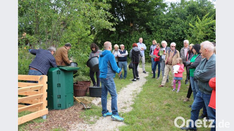 Gartenbauingenieur Andreas Höhn erklärt, was in den Kompost darf. [RPP]