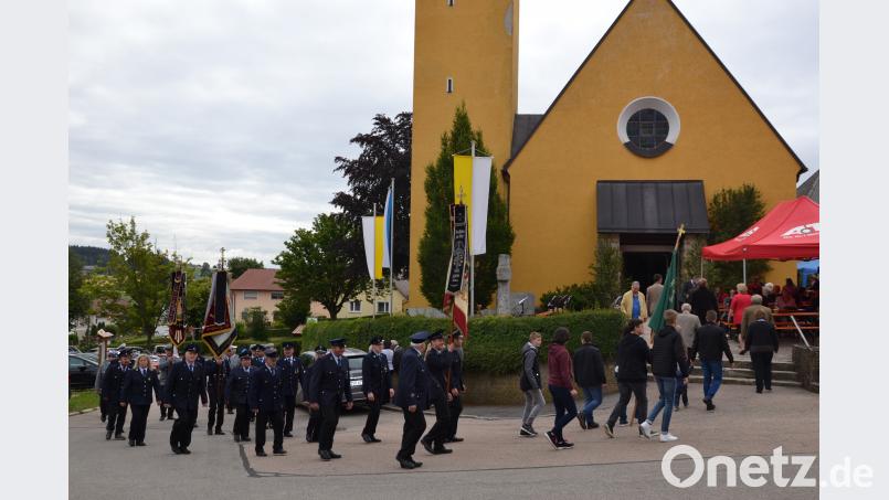 Eingereiht in den Kirchenzug zum Patrozinium St. Johannes hatten sich auch die Feuerwehren Tröbes und Gaisheim. gi