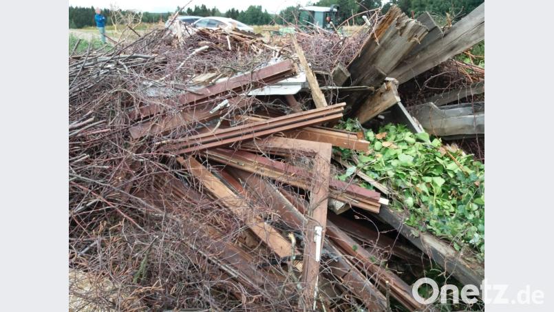 Auf dem Steinbühl brachten illegale Müllsünder Materialien vorbei die nicht ins Johannisfeuer gehören. Die Feuerwehr hatte die Arbeit, bevor das Feuer in den Abendhimmel lodern durfte.  Die Polizei warnt jedes Jahr aufs Neue. dob