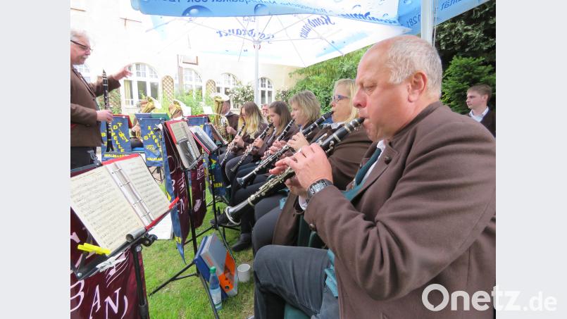 Die Stadtkapelle unterhielt mit zünftiger Blasmusik. ubb