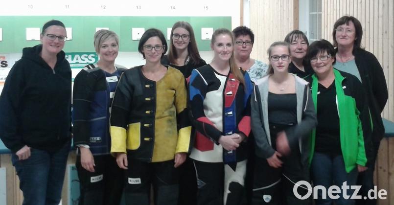 Nach dem Wettkampf haben sich die Damen des Stiftlandgaues noch mit Gaudamenleiterin Angela Petersohn (rechts) zum Foto aufgestellt. kdi