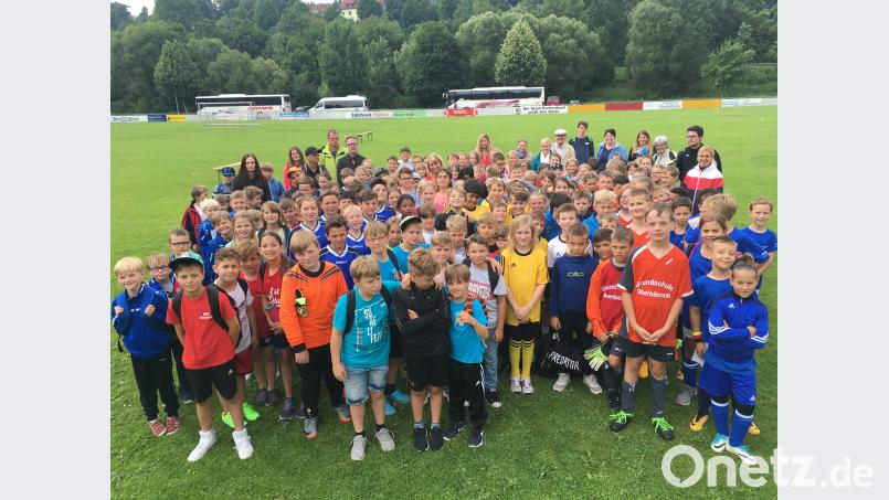 Nach spannenden Spielen haben sich die Grundschulen Eschenbach und Weiherhammer für die Endrunde qualifiziert. Auf das Gruppenbild dürfen aber alle Teilnehmer. rn